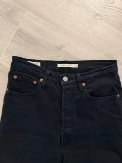 Mustat Levis farkut