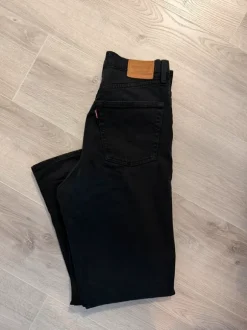 Mustat Levis farkut