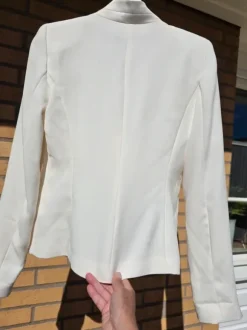 Mycket fin vit kavaj I storlek 36/S
