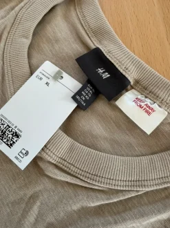Natsæt med t-shirt og shorts