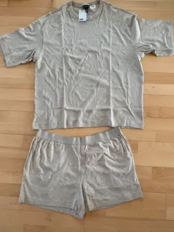 Natsæt med t-shirt og shorts