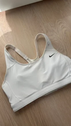 Nike drifit urheilurintaliivit