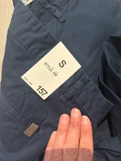 Nya marinblå shorts med lappar