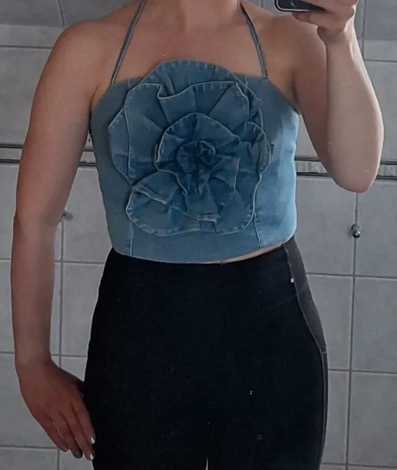 Only - ny helt underbar drömmig topp med stor ros, denimtopp, jeanstopp, sommartopp strl S