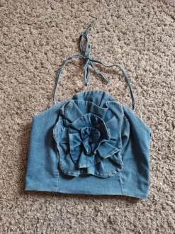 Only - ny helt underbar drömmig topp med stor ros, denimtopp, jeanstopp, sommartopp strl S