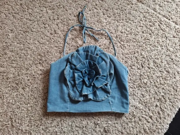 Only - ny helt underbar drömmig topp med stor ros, denimtopp, jeanstopp, sommartopp strl S