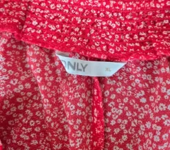 Only röda shorts strlk XL