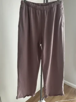 Oryginalne spodnie dresowe SKIMS – dusty pink