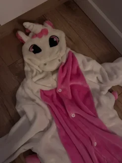 piżama onesie bloosie jednorożec na guziki i zamkiem z tyłu Cropp
