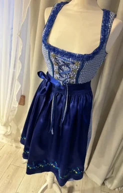Piękna sukienka typu dirndl w klasycznym, bawarskim stylu 💙