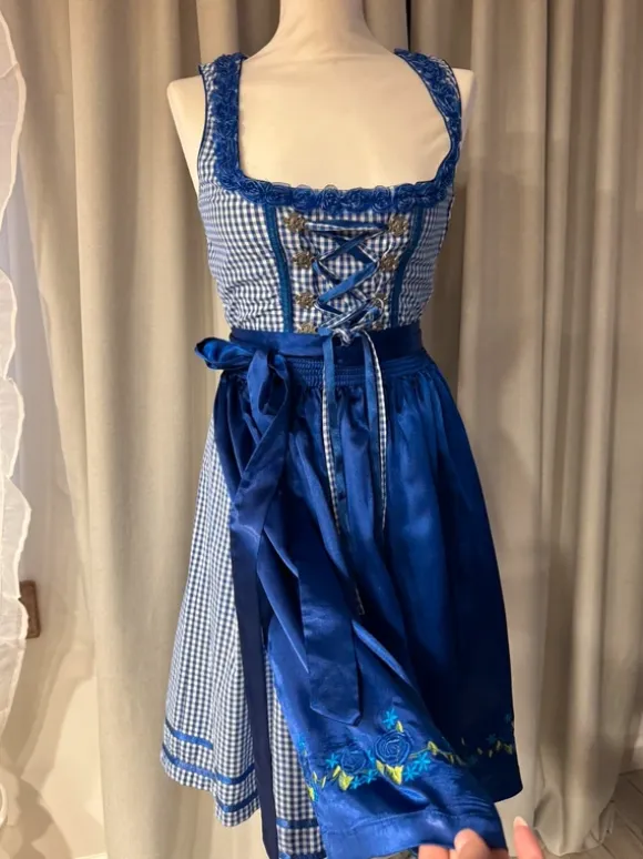Piękna sukienka typu dirndl w klasycznym, bawarskim stylu 💙