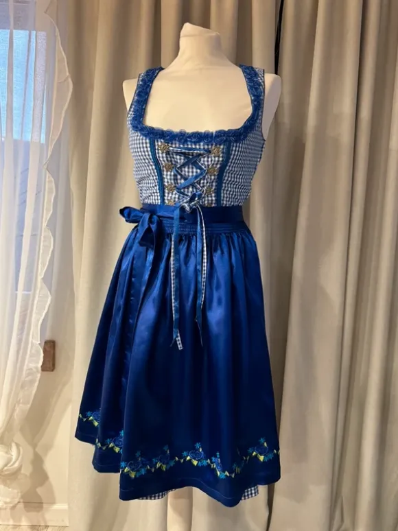 Piękna sukienka typu dirndl w klasycznym, bawarskim stylu 💙