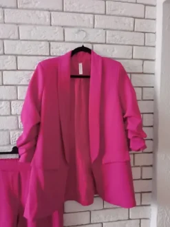 Piękny garnitur w modnym kolorze fukcji
