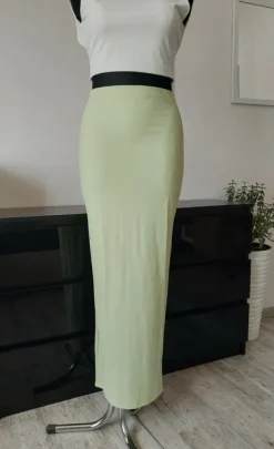 Pistacjowa, jasnozielona spódnica maxi column casual, quiet luxury PrettyLittleThing 38
