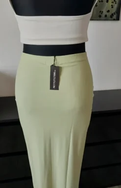 Pistacjowa, jasnozielona spódnica maxi column casual, quiet luxury PrettyLittleThing 38