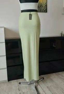 Pistacjowa, jasnozielona spódnica maxi column casual, quiet luxury PrettyLittleThing 38