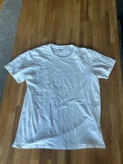 Plain whit t-shirt