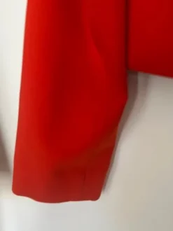 Postkasserød habitjakke