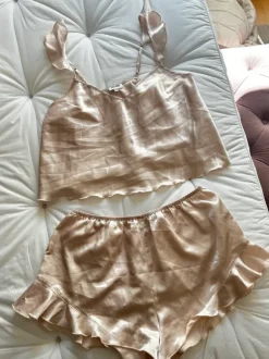 Pyjamas set ljusrosa volang