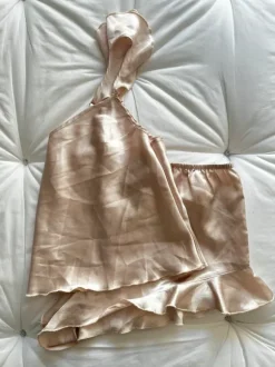 Pyjamas set ljusrosa volang