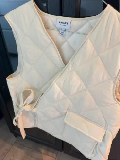 Quiltet vest med bindebånd