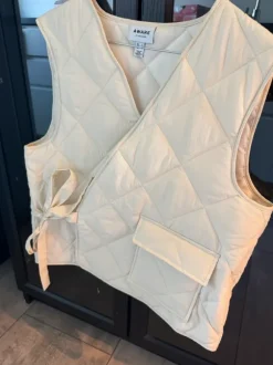 Quiltet vest med bindebånd