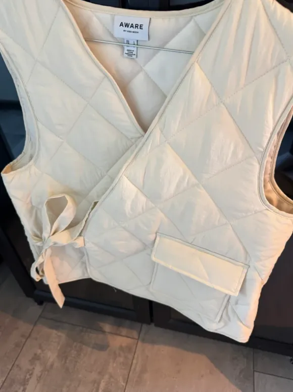 Quiltet vest med bindebånd