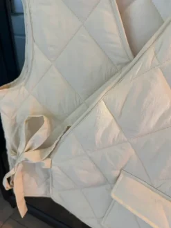 Quiltet vest med bindebånd