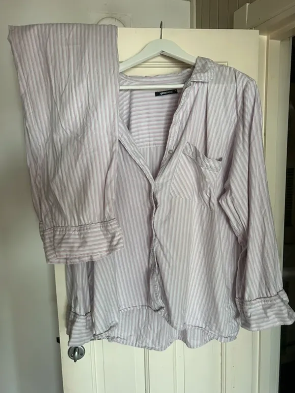 Randig pyjamas