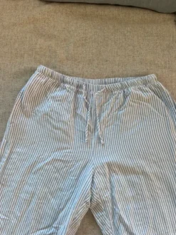 Randiga pyjamasbyxor
