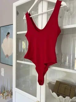 Röd body
