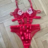 Röd body med fjärilar