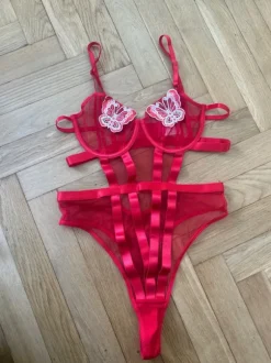 Röd body med fjärilar