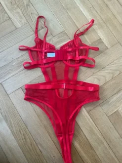 Röd body med fjärilar