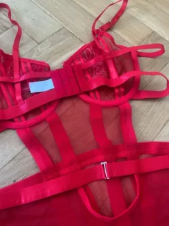 Röd body med fjärilar