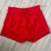 Rød shorts i str M