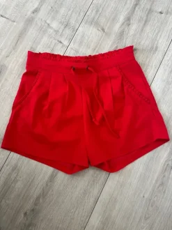 Rød shorts i str M