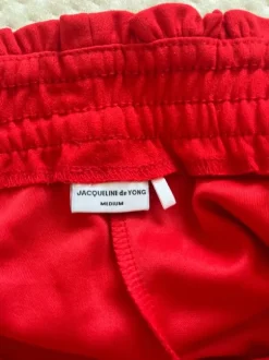 Rød shorts i str M