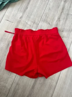 Rød shorts i str M