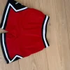 Røde hvide sorte shorts