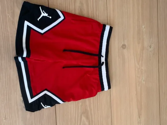 Røde hvide sorte shorts