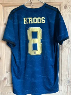 Real Madrid 19/20 away shirt w. Kroos