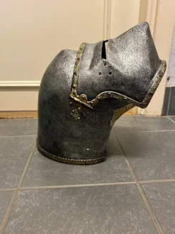 Riddarhjälm tornerspel rollspel inredning teater cosplay storlek 52-55
