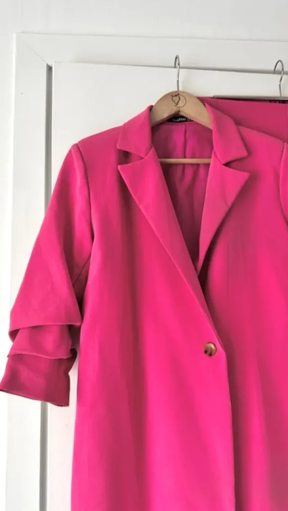 Rosa kostym från Boohoo i strl 38