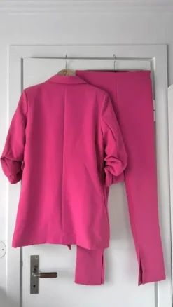 Rosa kostym från Boohoo i strl 38