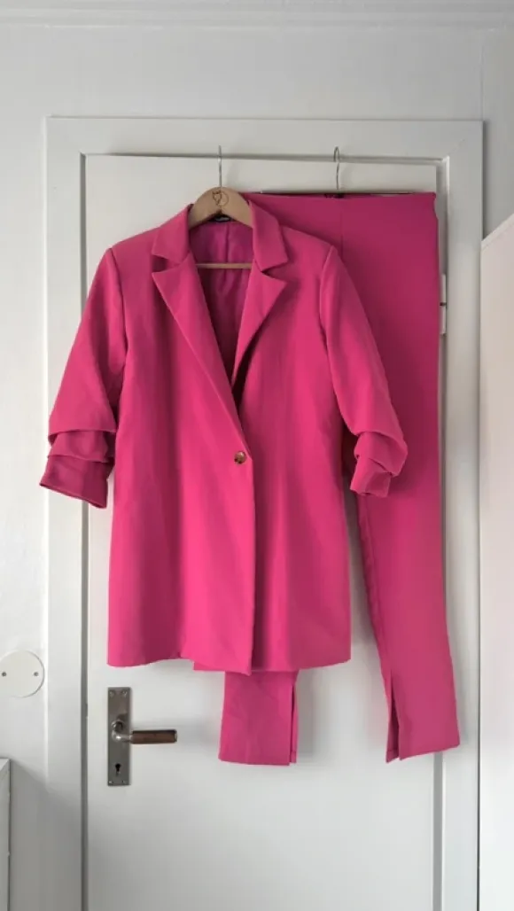 Rosa kostym från Boohoo i strl 38