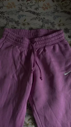 Różowe dresy Nike