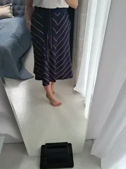 💙Rozkloszowana spódnica midi MO woman- granat, elegancja i wygoda
