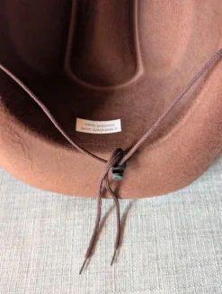 Ruskea fedora / seikkailijan hattu