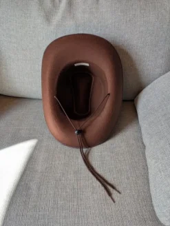 Ruskea fedora / seikkailijan hattu